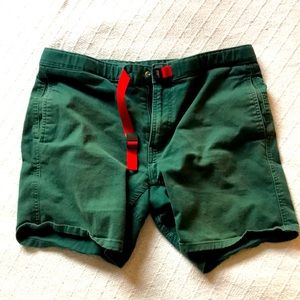 Men’s topo shorts.